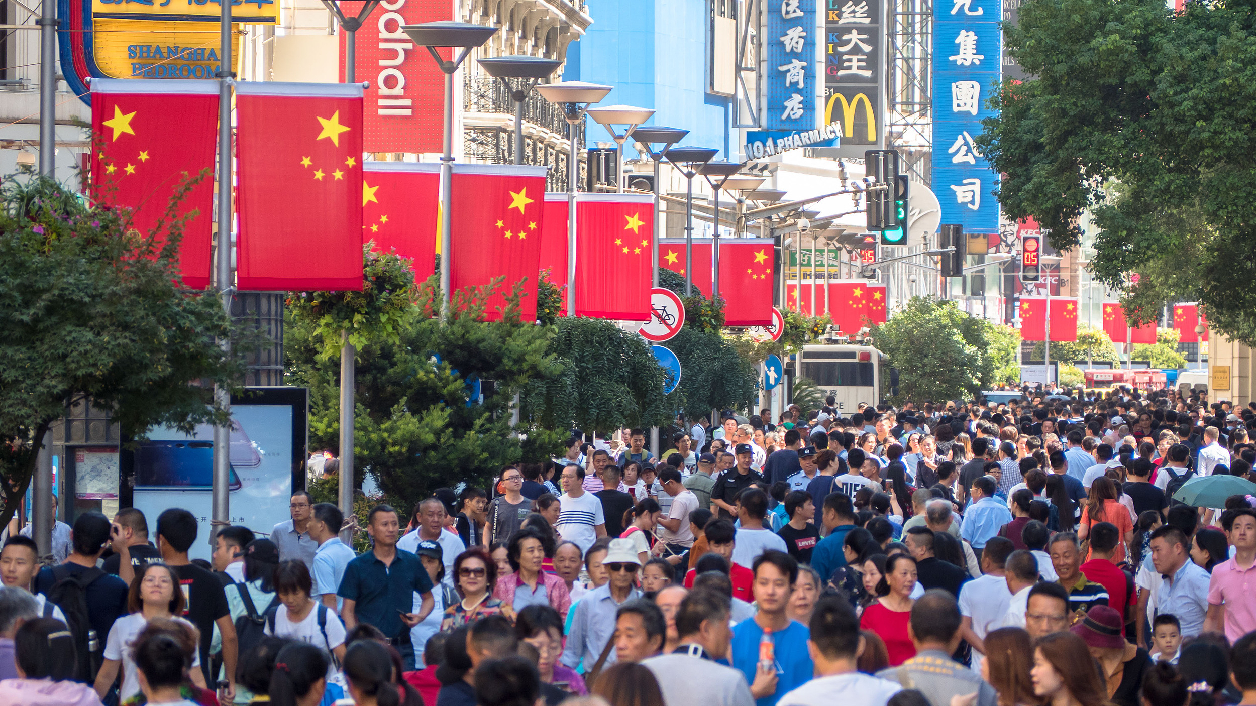 国庆节假期第3天，全社会跨区域人员流动量超2.8亿人次