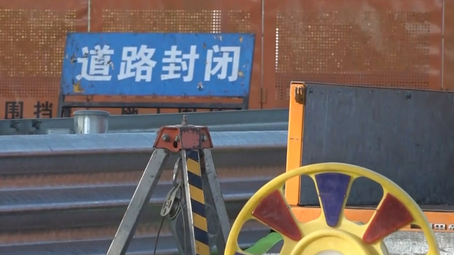 潮白河大桥(彩虹桥)双向断路 车辆可绕行其它道路 敬请理解支持 潮白河大桥(彩虹桥)双向断路 车辆可绕行其它道路 敬请理解支持