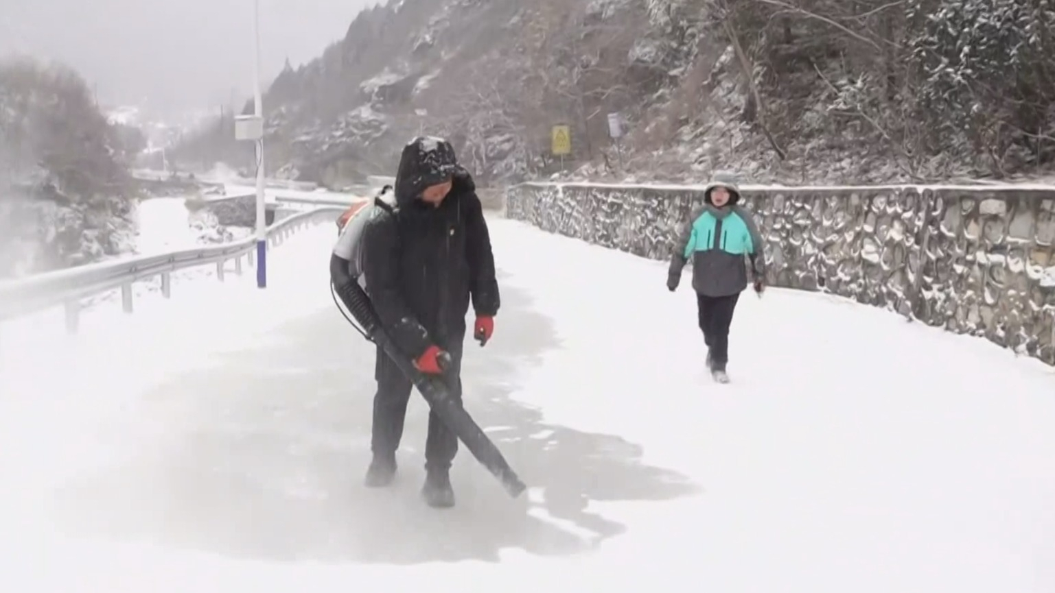 5小时清理积雪 护送村民安全下山 5小时清理积雪 护送村民安全下山