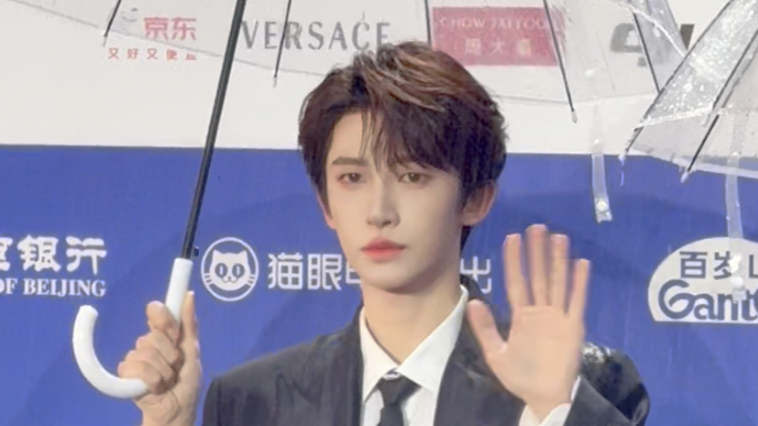 刘宇亮相第十六届北京国际电影节开幕式红毯