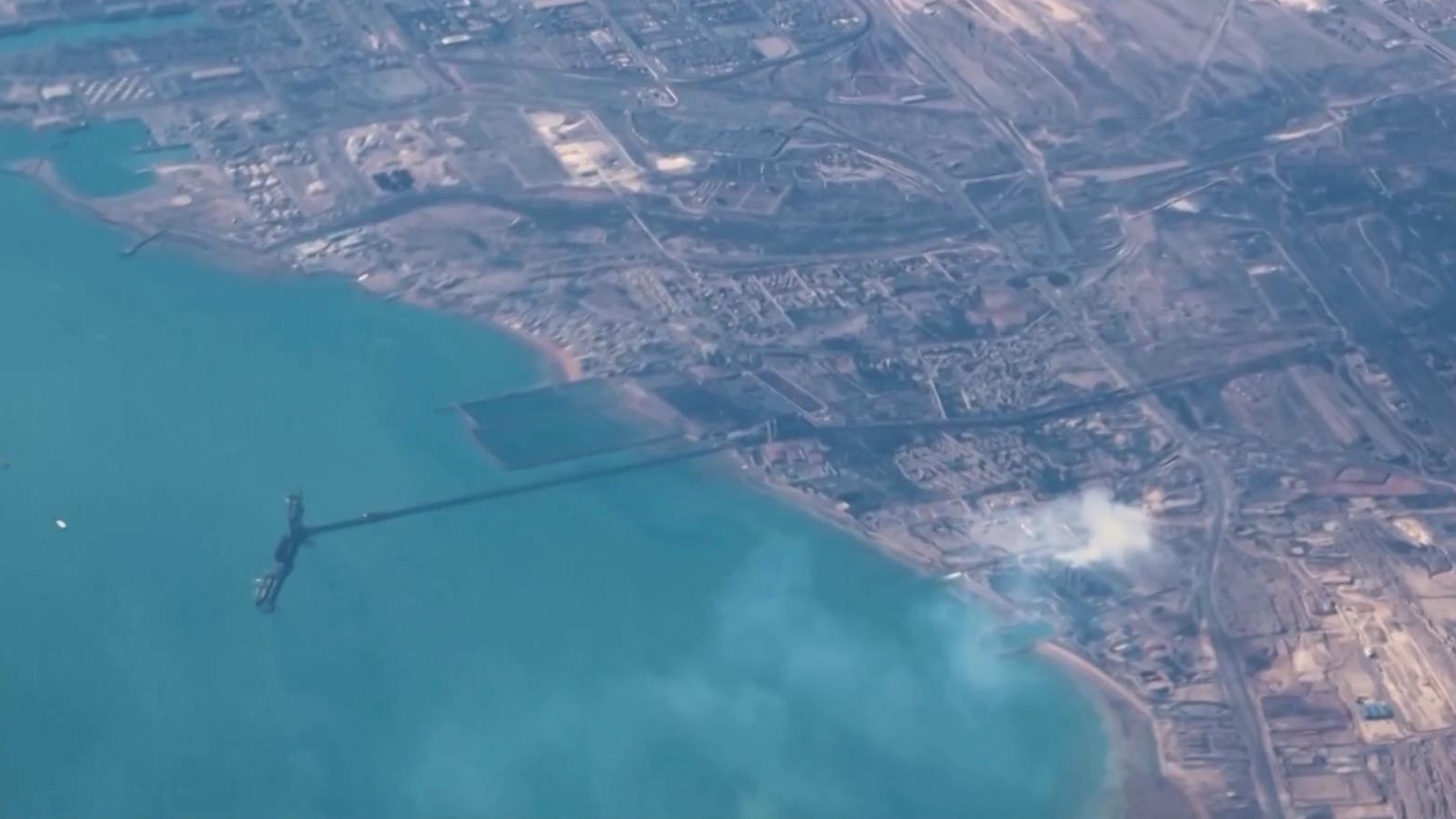 特朗普称霍尔木兹海峡“很快就会重新开放” 特朗普称霍尔木兹海峡“很快就会重新开放”