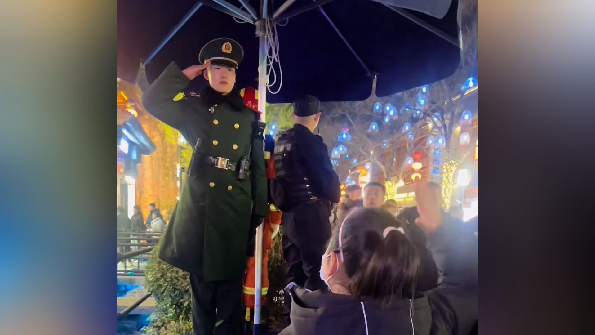 女孩看到哨兵站岗跑过去敬礼，获哨兵回礼