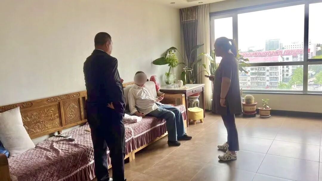 顺义好风气丨老人突发疾病，邻居、商户、物业接力守护——