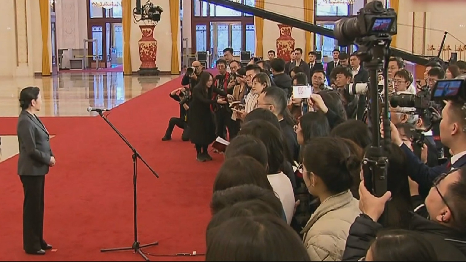 十四届全国人大四次会议第三场“部长通道”举行