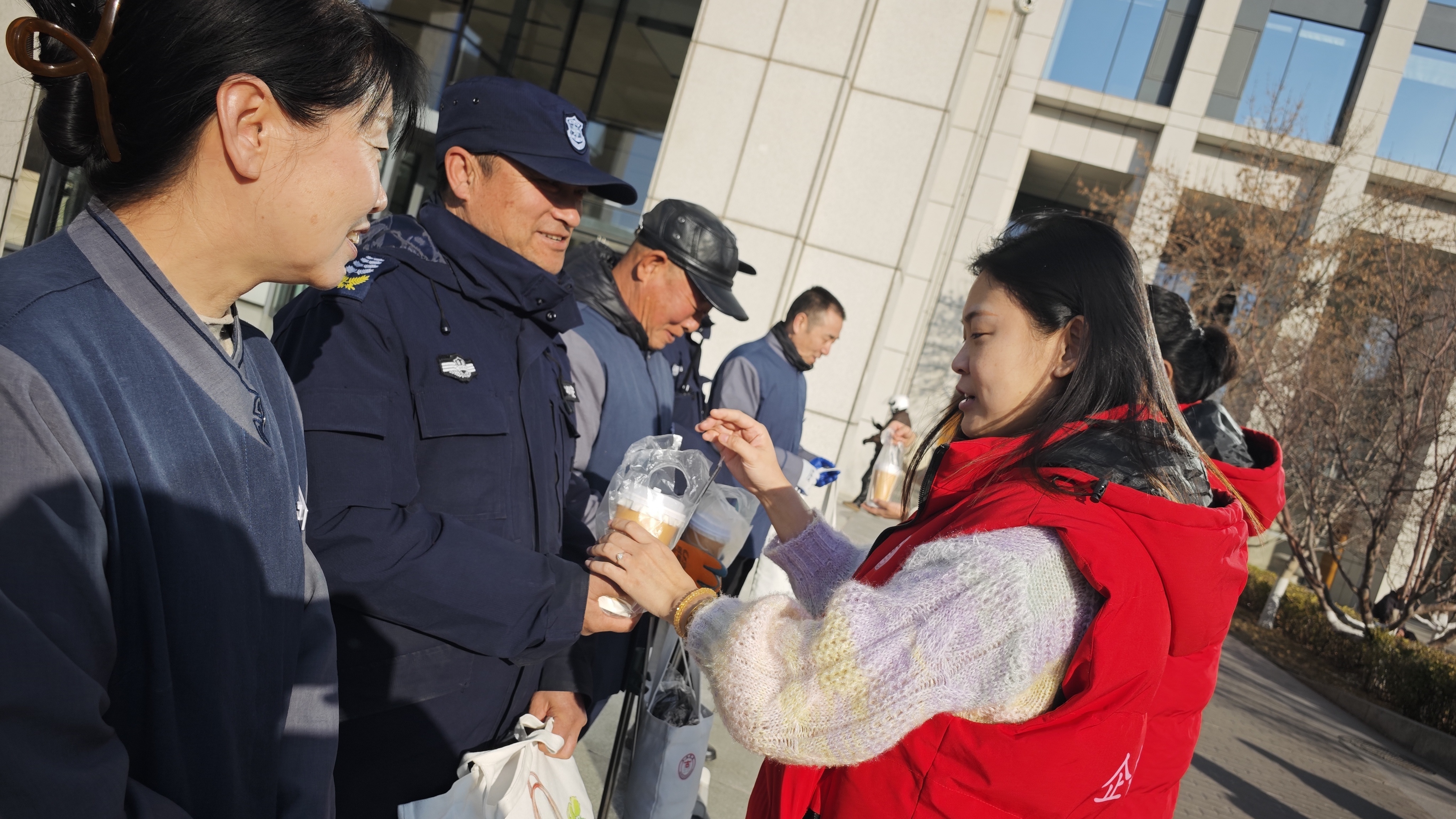 ​暖流抵御寒潮！石景山古城街道为户外工作者送“三九”暖包