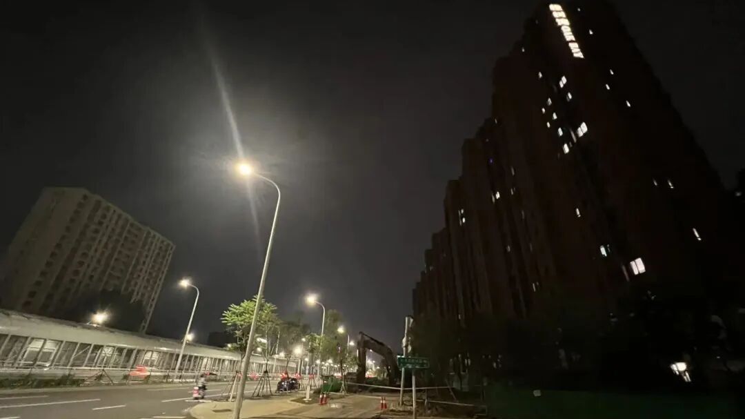 “戴耳塞都没有用，因为你的心脏也会跟着震”