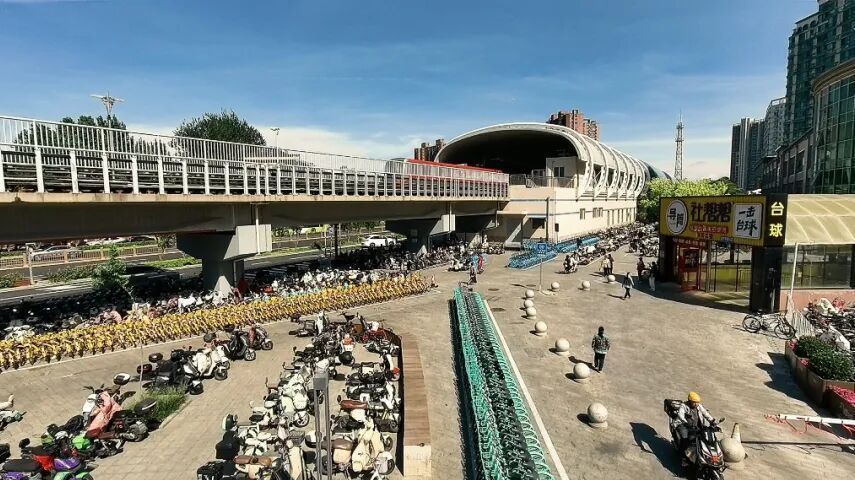 梨园地铁站周边非机动车停放由“乱”到“治” 梨园地铁站周边非机动车停放由“乱”到“治”