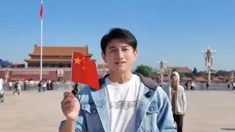 吴奇隆举五星红旗游北京,回复网友:不赚钱也是这个立场! 吴奇隆举五星红旗游北京,回复网友:不赚钱也是这个立场!