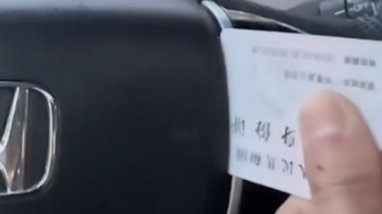 方向盘千万别乱抠 小心抠炸安全气囊