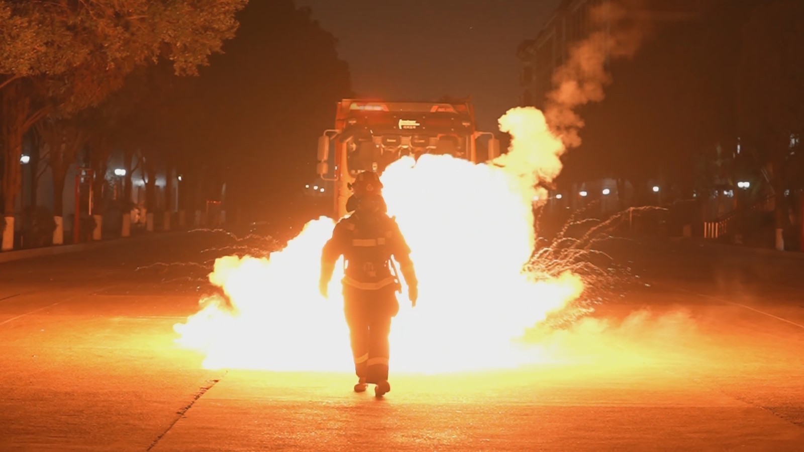 鞭炮炸面粉效果酷炫 消防提醒切勿模仿