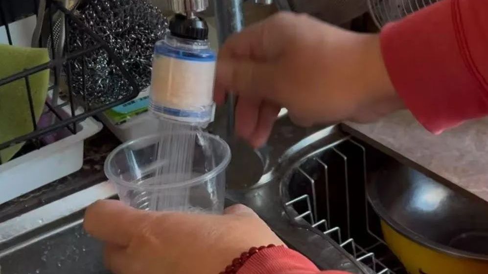 “不管是蒸馒头还是什么,下边就一层白的……” “不管是蒸馒头还是什么,下边就一层白的……”