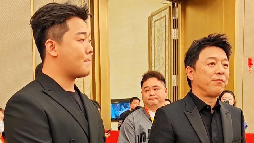 张智超和黄渤站在一起变得腼腆~ 张智超和黄渤站在一起变得腼腆~