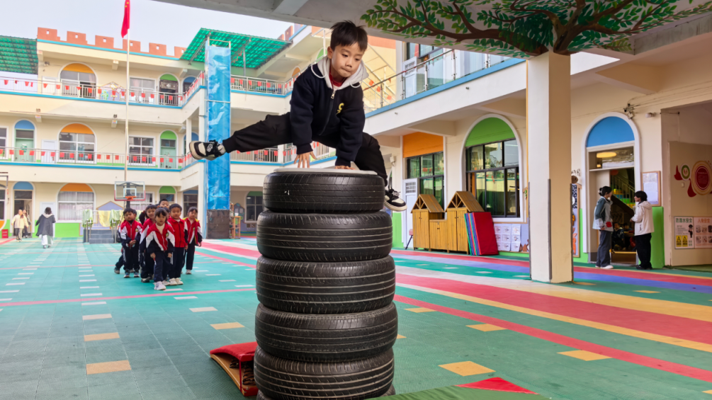 幼儿园大班,跳箱高度一米三! 幼儿园大班,跳箱高度一米三!
