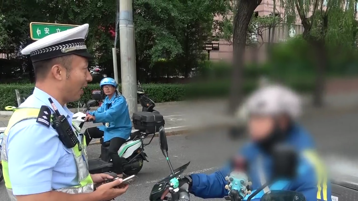 高速路惊现电动车，北京网红交警敖翔：聊两句？