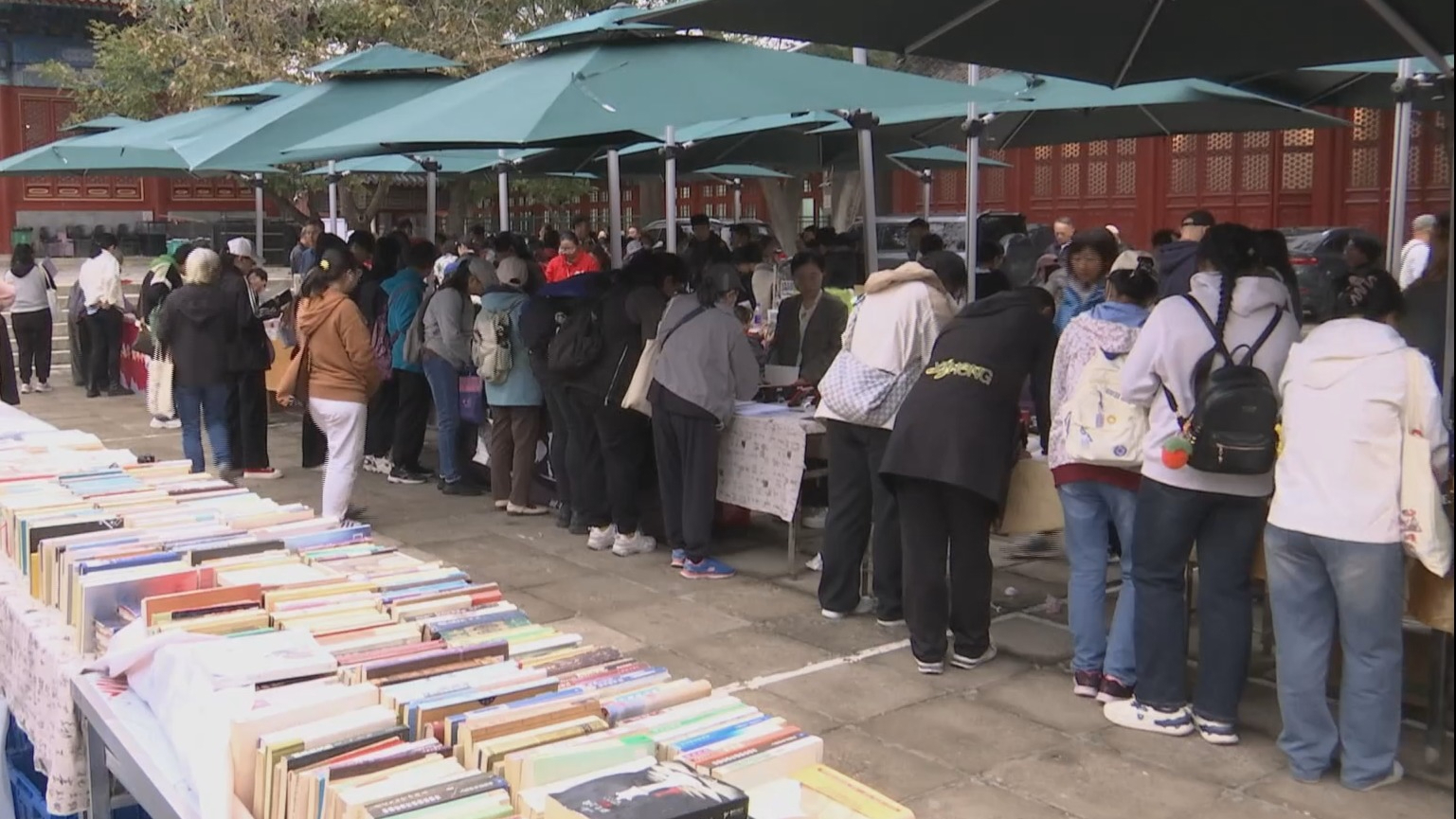 北京报国寺“旧书新知”活动展百份入党志愿书