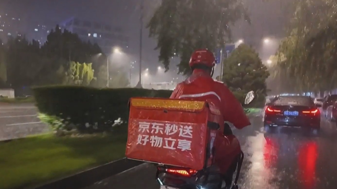 闻汛而动 筑牢防线｜暴雨中奔跑 一座城市与外卖骑手的双向守护
