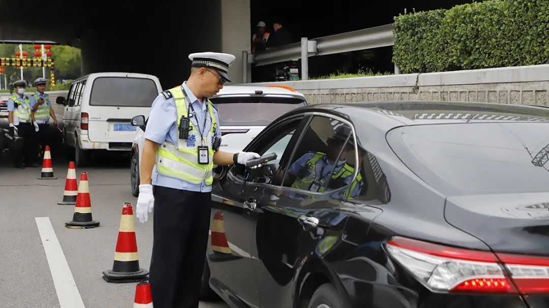 专拍驾车接打电话等违法行为!顺义新增15个电子警察→ 专拍驾车接打电话等违法行为!顺义新增15个电子警察→