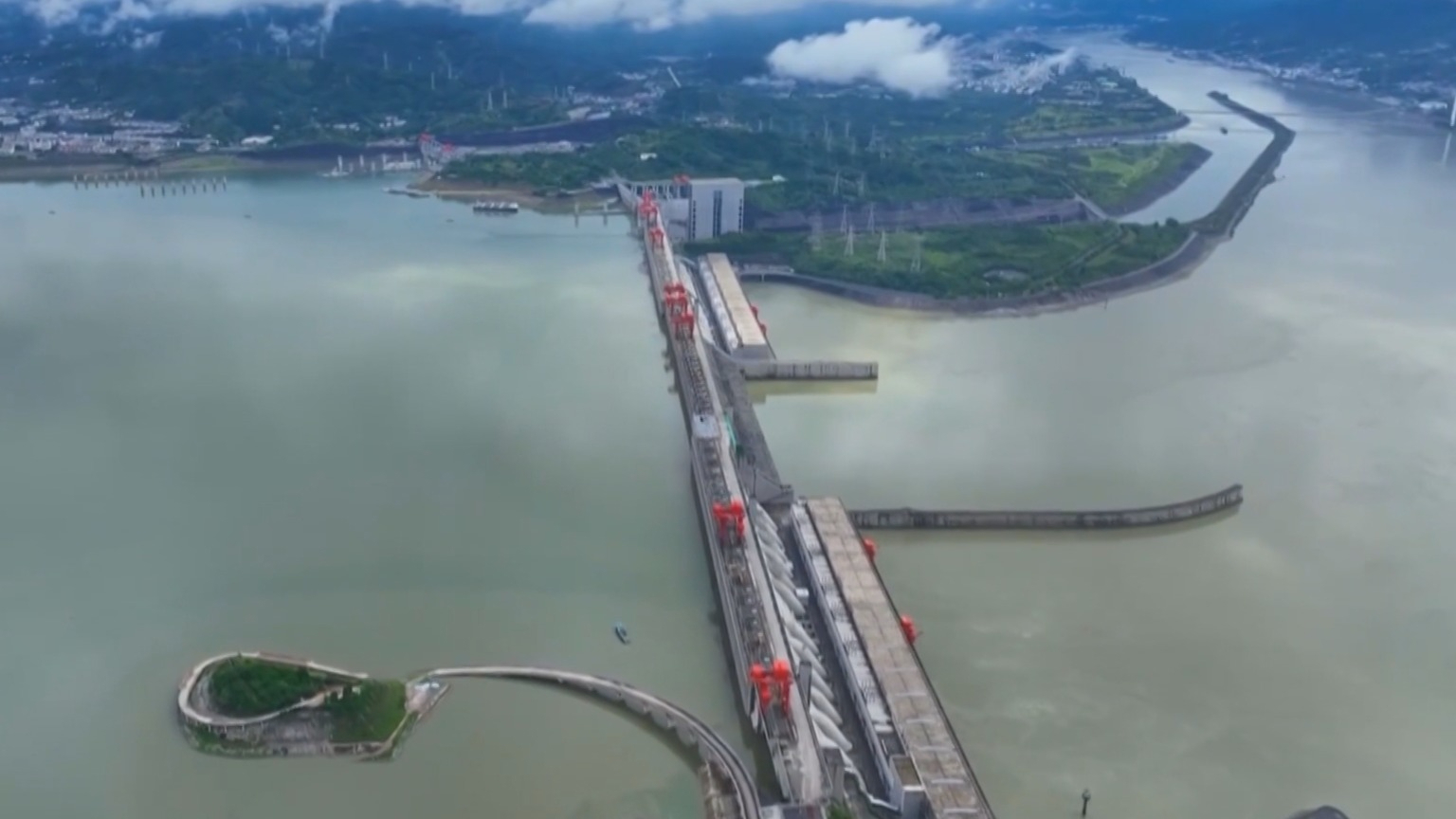 三峡水库今年首次开闸泄洪