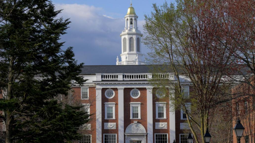 特朗普威胁向哈佛大学索赔10亿美元