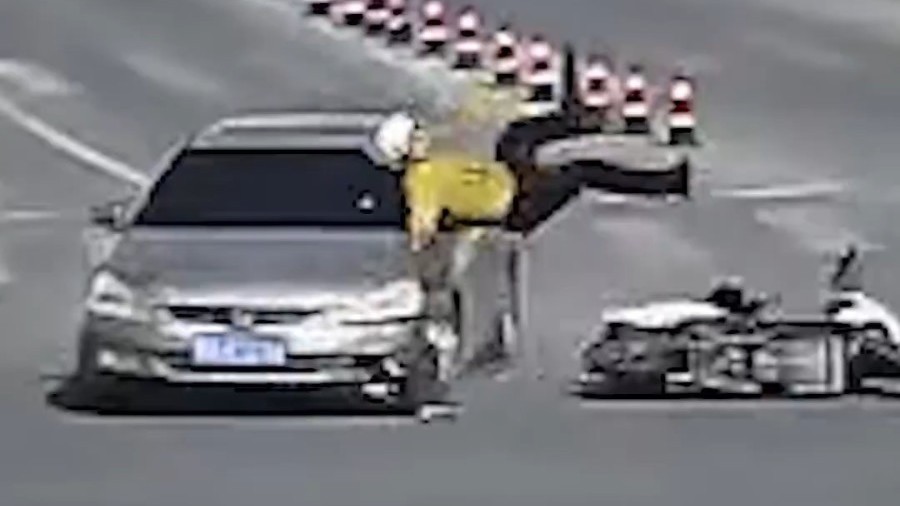 当场被撞飞!闯红灯,负全责! 当场被撞飞!闯红灯,负全责!