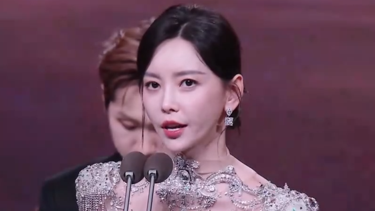 于文文斩获微博之夜年度全能音乐人 幽默回应晕倒事件 于文文斩获微博之夜年度全能音乐人 幽默回应晕倒事件