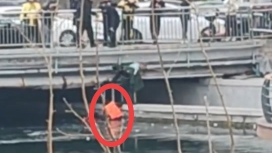 亮马河有人落水，使馆哨兵纵身跳入冰河！
