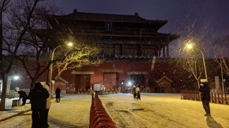 北京雪后,第一拨游客已抵达故宫拍摄雪景 北京雪后,第一拨游客已抵达故宫拍摄雪景
