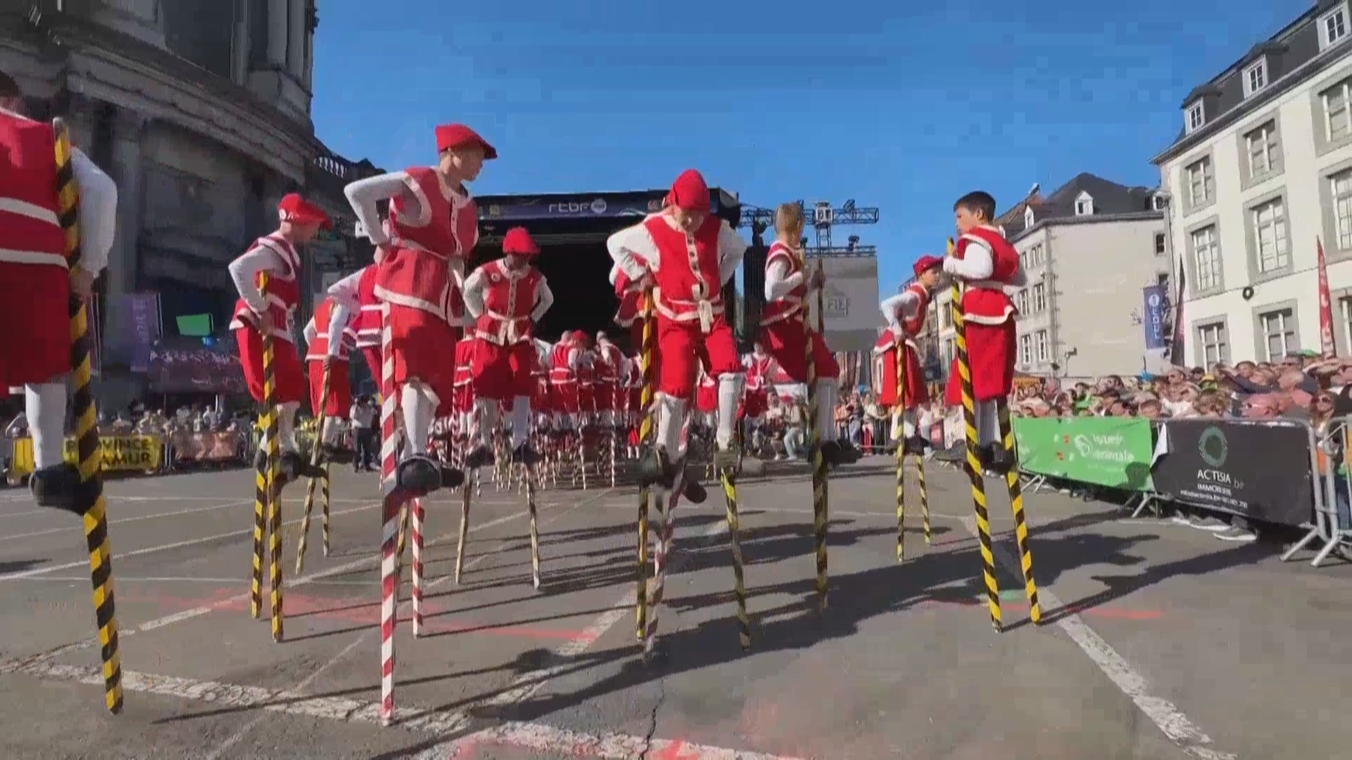 别开生面!比利时上演高跷“比武” 别开生面!比利时上演高跷“比武”