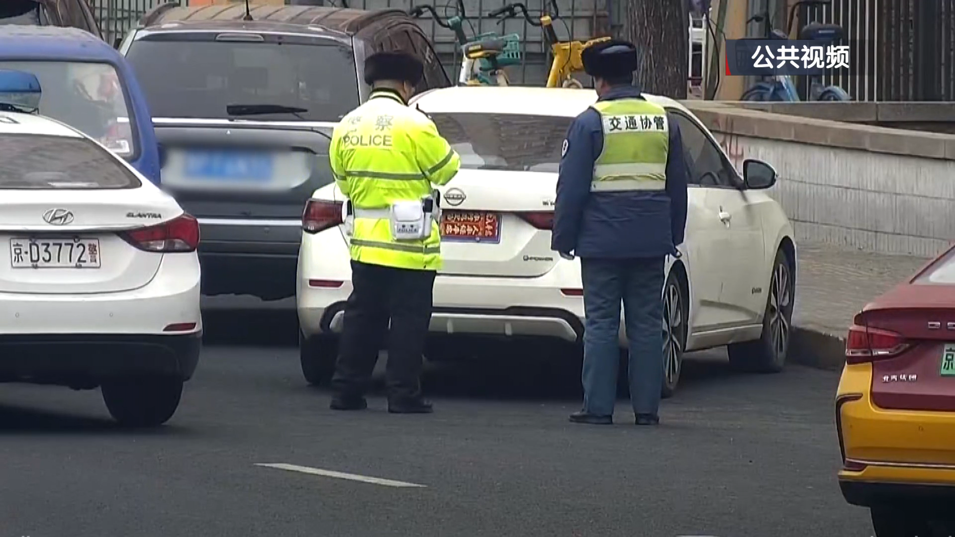 车牌上贴春联 违法升级罚两项