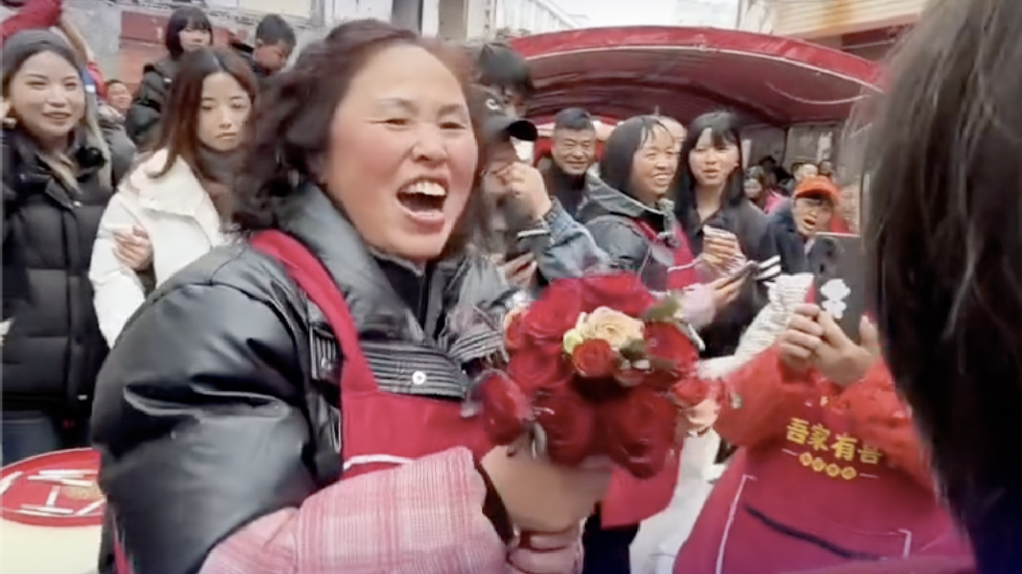 伴郎抢到手捧花后，送给了自己最爱的妈妈