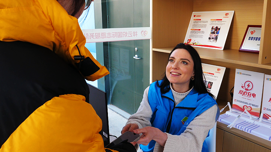 相声演员+洋面孔,祥云小镇里的“志愿蓝”亮了 相声演员+洋面孔,祥云小镇里的“志愿蓝”亮了