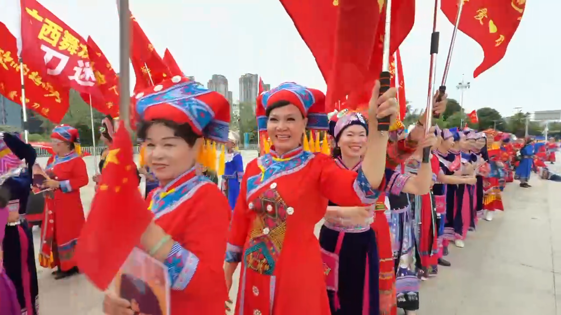刀迷都不约而同穿了民族服饰，在演唱会场外载歌载舞