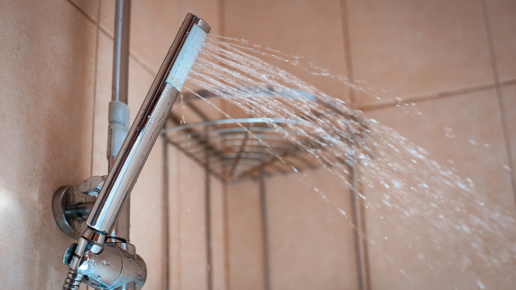 花洒可能在下“细菌雨”？水流出现这种变化，马上清洗