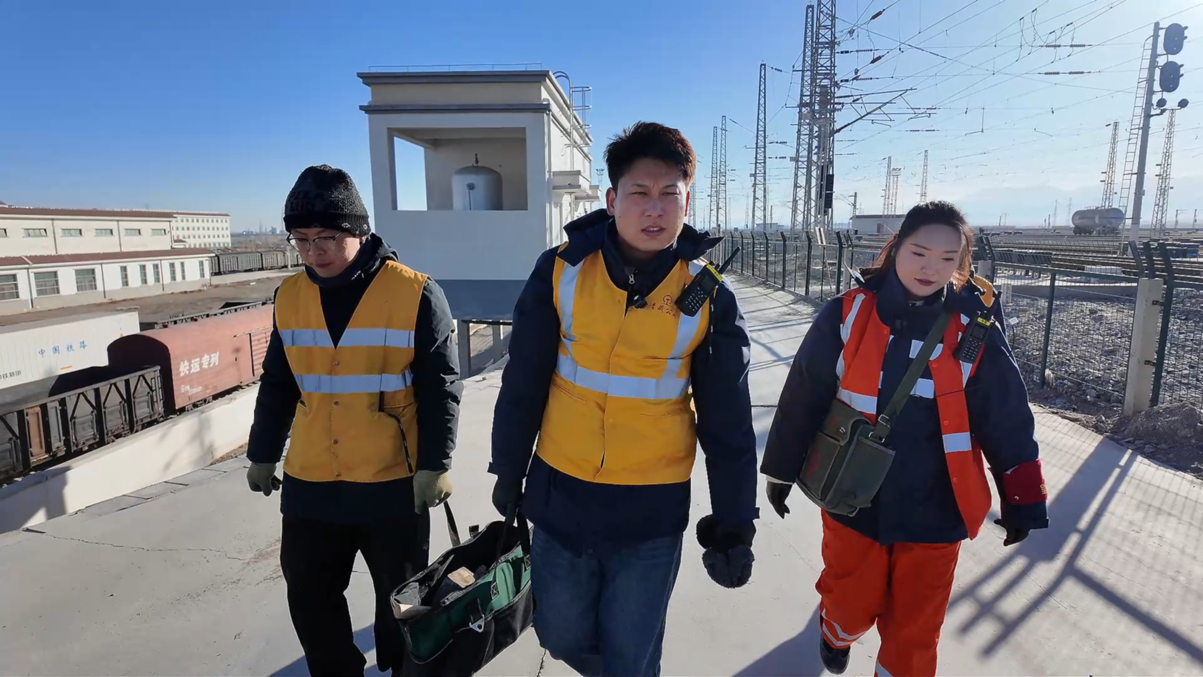 “00后”的春运坚守：高原铁路小夫妻的第一个春运