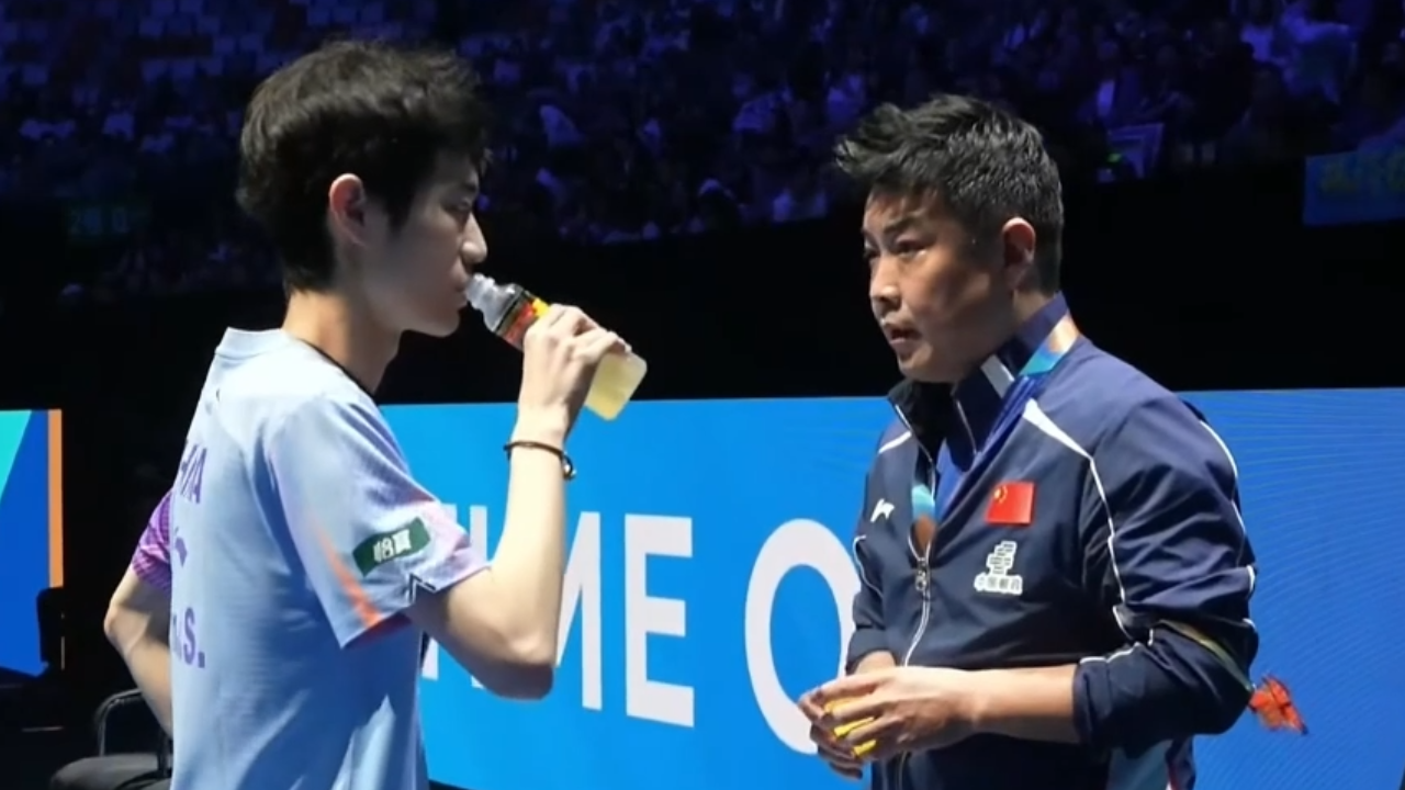 海口亚洲杯小组赛 陈俊菘VS林兆恒 王皓边叮嘱边暖心替他拧开瓶盖_北京时间