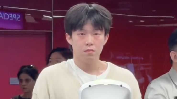 王楚钦机场过不了安检瞬间红温 王楚钦机场过不了安检瞬间红温