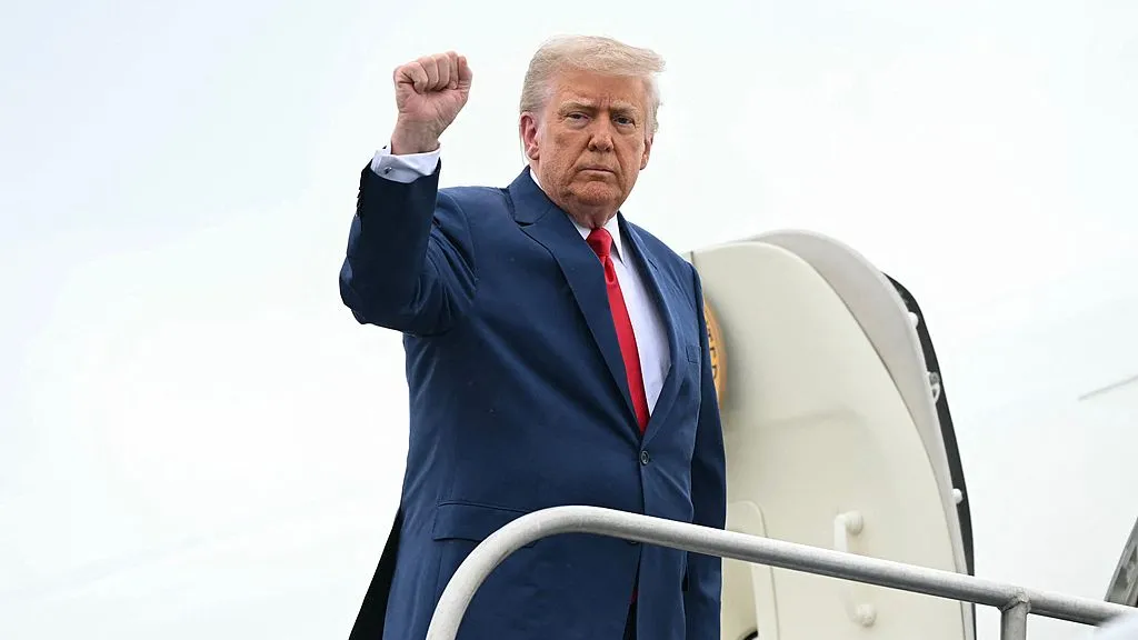 三弹齐发射向抗议人群 特朗普命令强力“解放洛杉矶” 三弹齐发射向抗议人群 特朗普命令强力“解放洛杉矶”