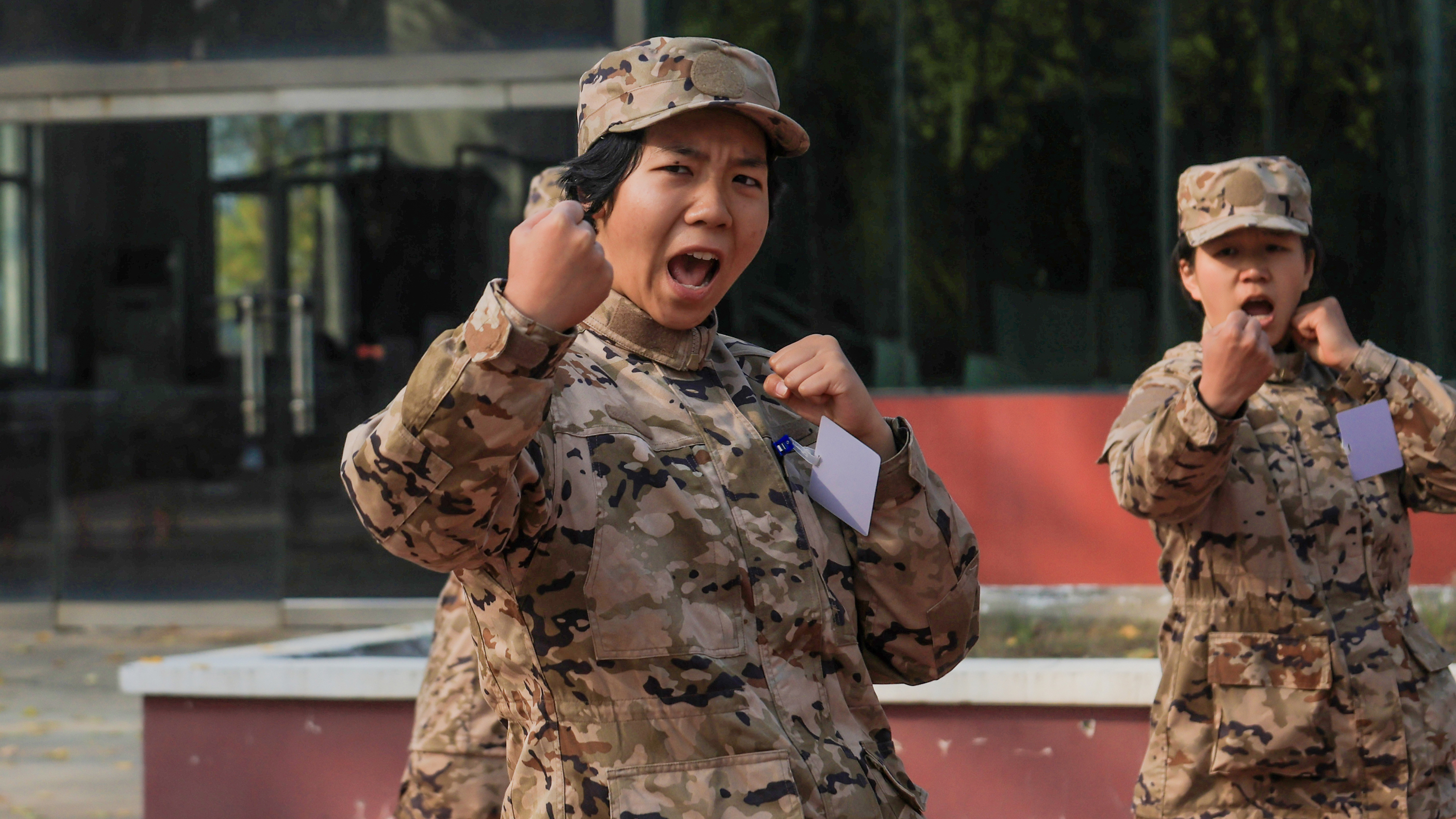 砺血性铸胆气!看武警女兵擒敌训练虎虎生威 砺血性铸胆气!看武警女兵擒敌训练虎虎生威