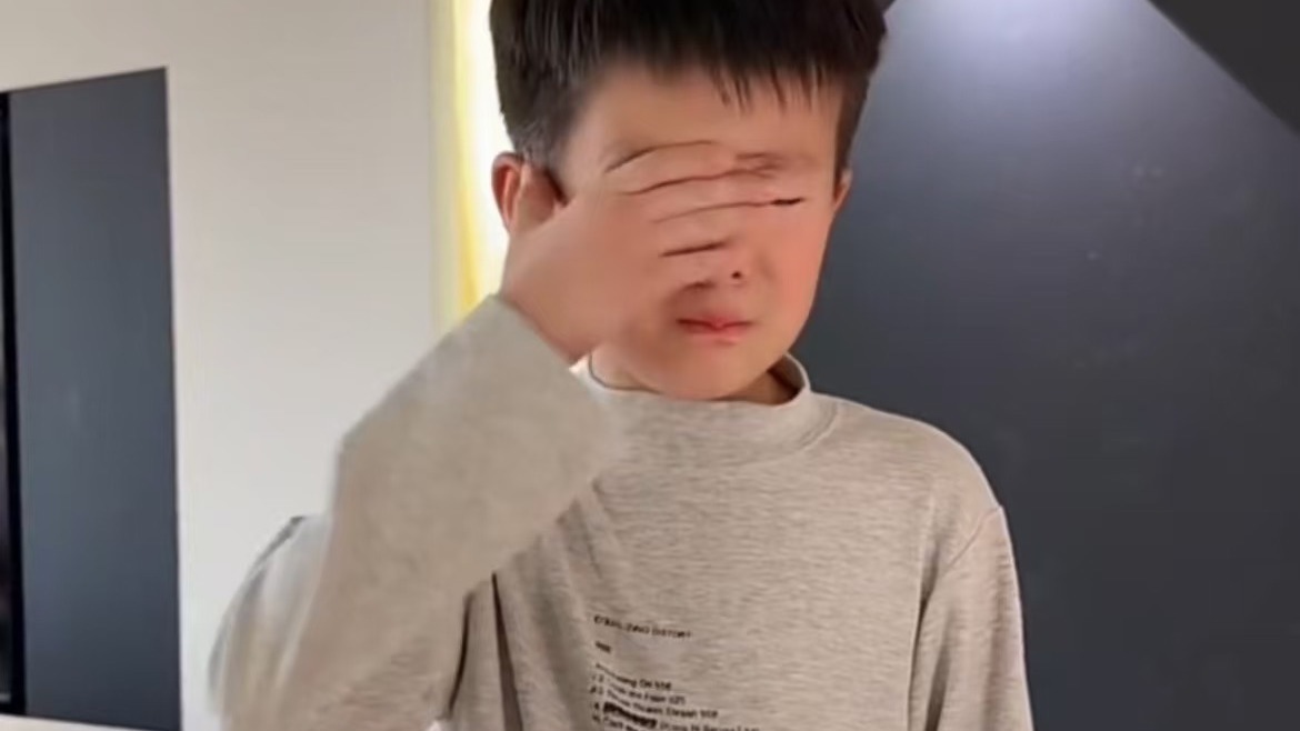 百善孝为先！小孩哥嫌弃姥爷被妈妈一顿教育
