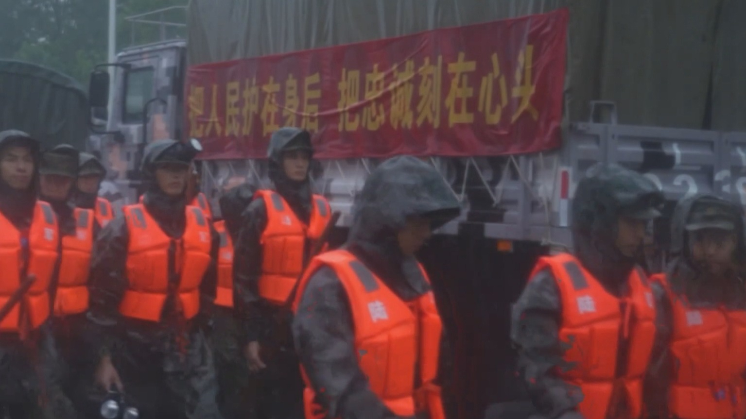 北京卫戍区官兵驰援受灾较重地区