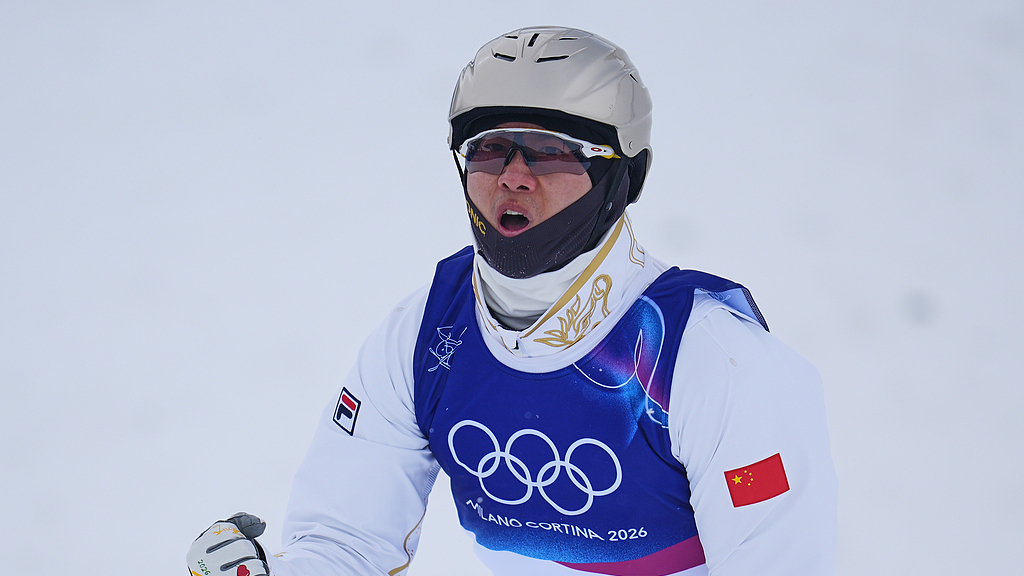 自由式滑雪男子空中技巧王心迪摘金 妻子徐梦桃场边为他助威 自由式滑雪男子空中技巧王心迪摘金 妻子徐梦桃场边为他助威