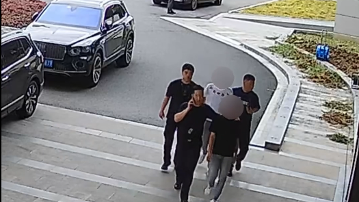 细微动作露马脚!一个对视 两次回头 被民警当场锁定 细微动作露马脚!一个对视 两次回头 被民警当场锁定