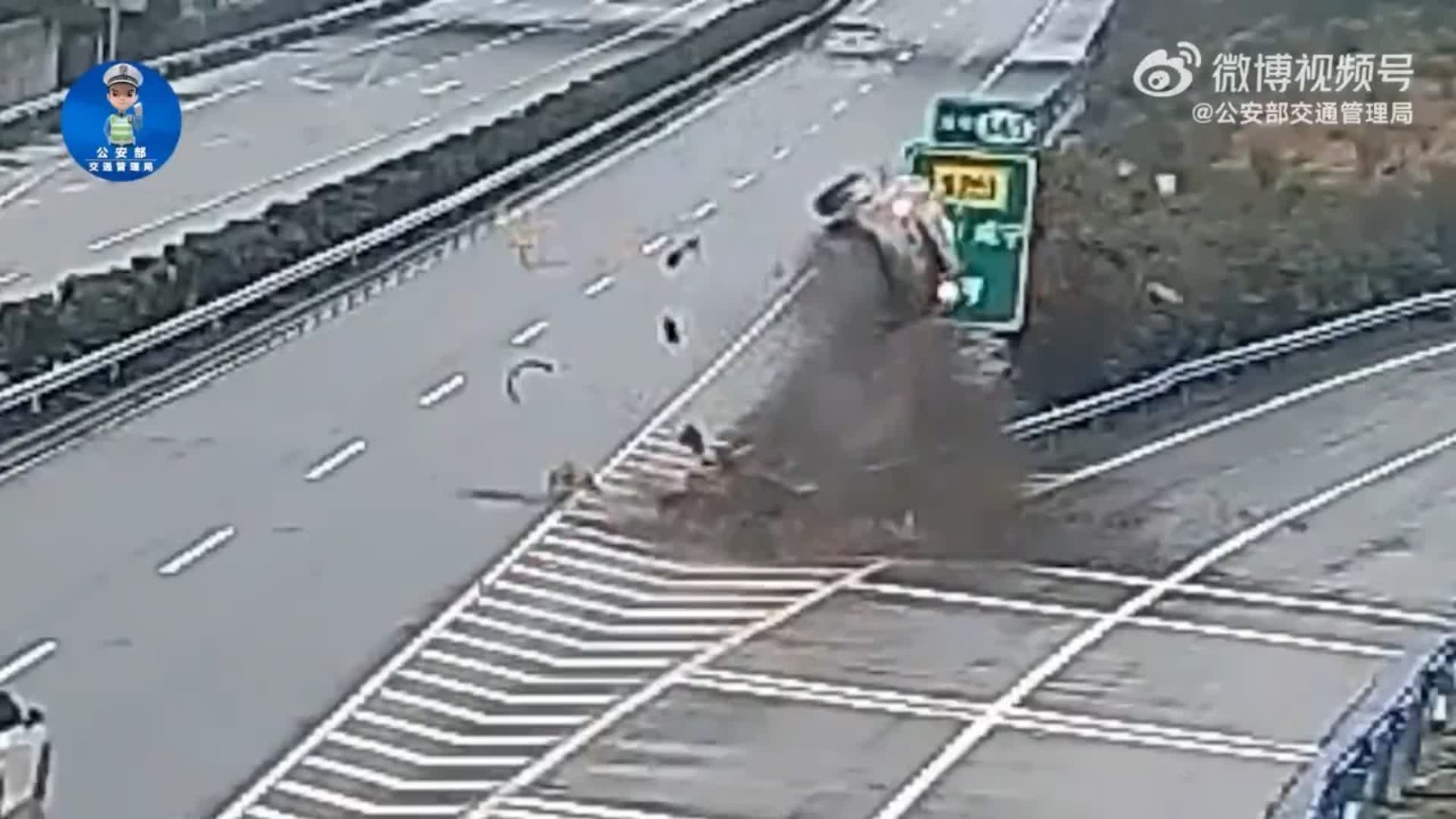 四轮朝天腾空而起！摔成这样人没事，全靠它！