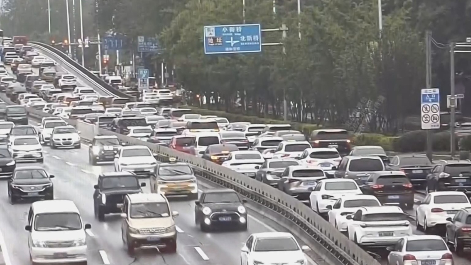 北京迎今年首场大雨 晚高峰交通压力较大 北京迎今年首场大雨 晚高峰交通压力较大