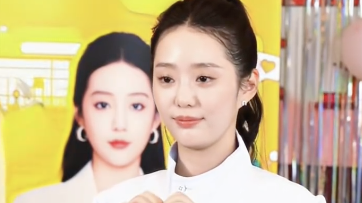 微短剧头部演员徐艺真狐厂扫楼 现场学跳《Cupid》手势舞 微短剧头部演员徐艺真狐厂扫楼 现场学跳《Cupid》手势舞