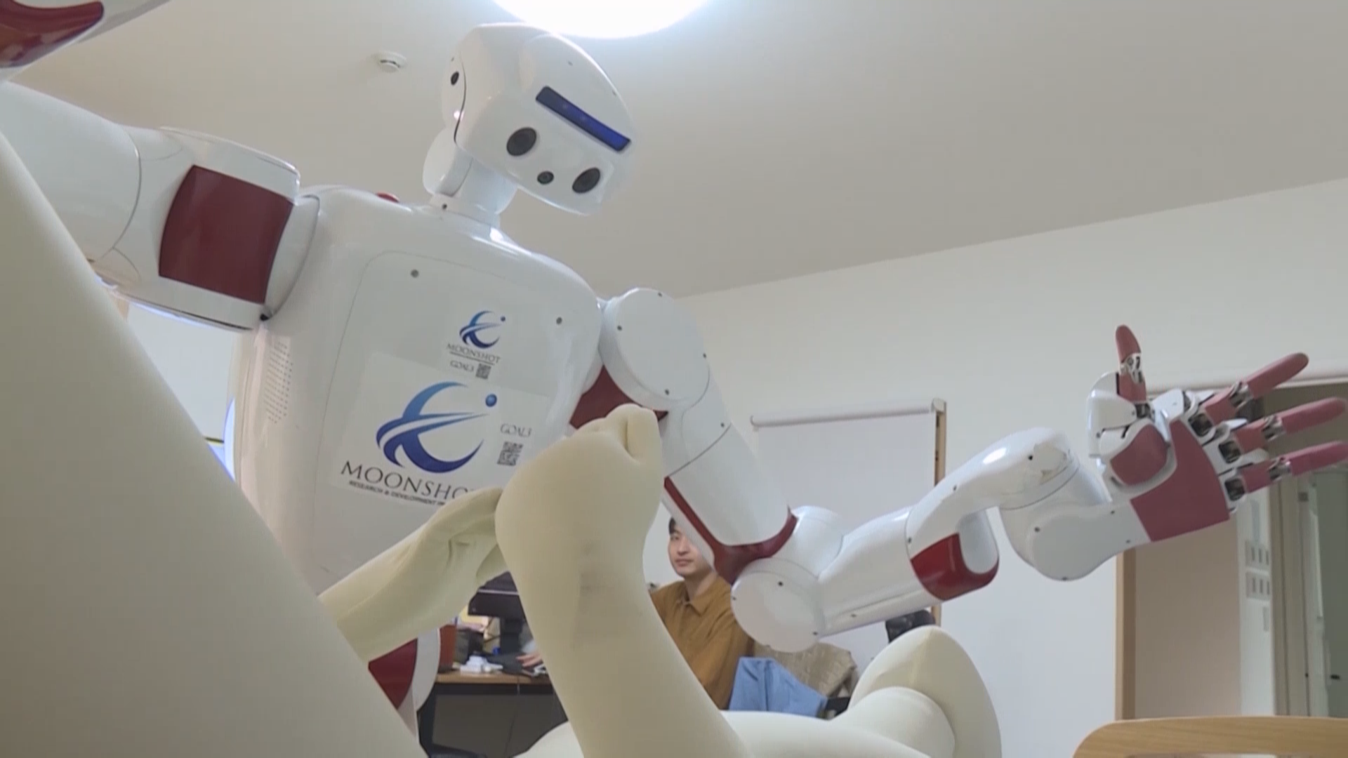 日本教授研发机器人解决养老难题 日本教授研发机器人解决养老难题