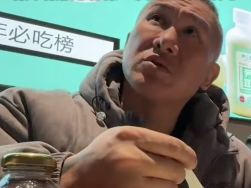 中国台湾网红“馆长”挑战喝北京豆汁 喝前喝后对比令人捧腹 中国台湾网红“馆长”挑战喝北京豆汁 喝前喝后对比令人捧腹