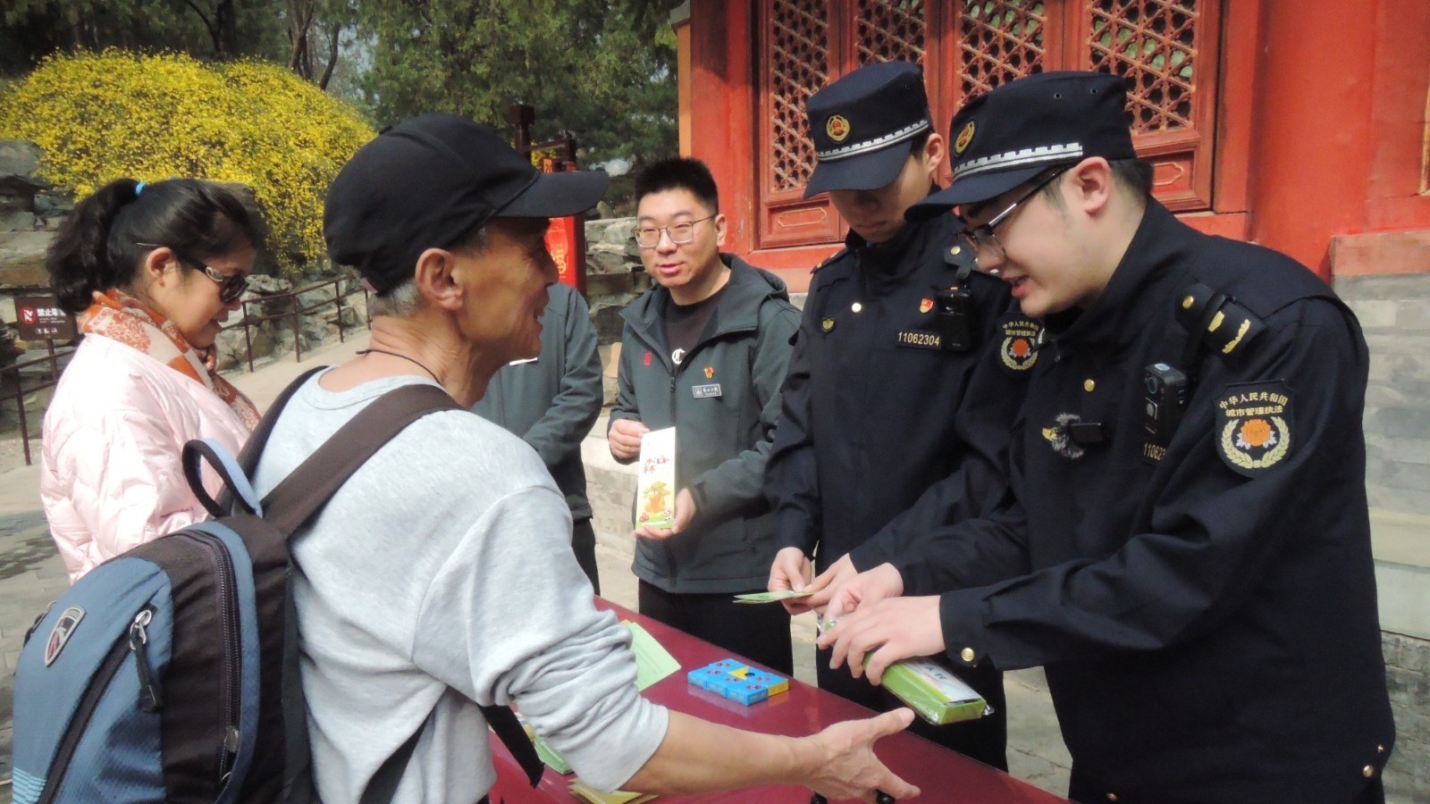 赴春日之约 海淀城管文明游园宣传进行时 赴春日之约 海淀城管文明游园宣传进行时