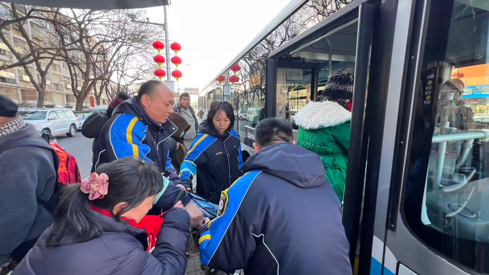 客二分公司全力做好春节期间龙潭庙会、前门、天坛等地区运营保障工作