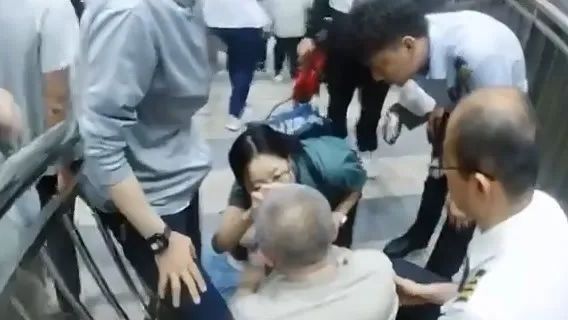 “宇宙最安全路口”再现暖心一幕，老人突然晕倒，路过护士相助